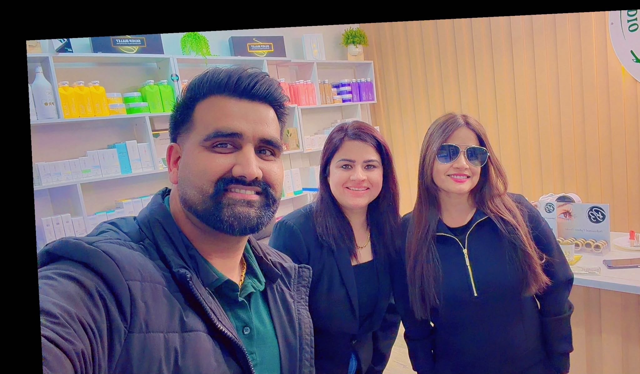 ਮਸ਼ਹੂਰ ਪੰਜਾਬੀ ਗਾਇਕਾ ਅਤੇ ਫ਼ਿਲਮ ਅਦਾਕਾਰਾ ਮਿਸ ਪੂਜਾ ਦਾ EKAM’S HAIR AND BEAUTY STUDIO PAPAKURA ਵਿੱਚ ਨਿੱਘਾ ਸਵਾਗਤ ।